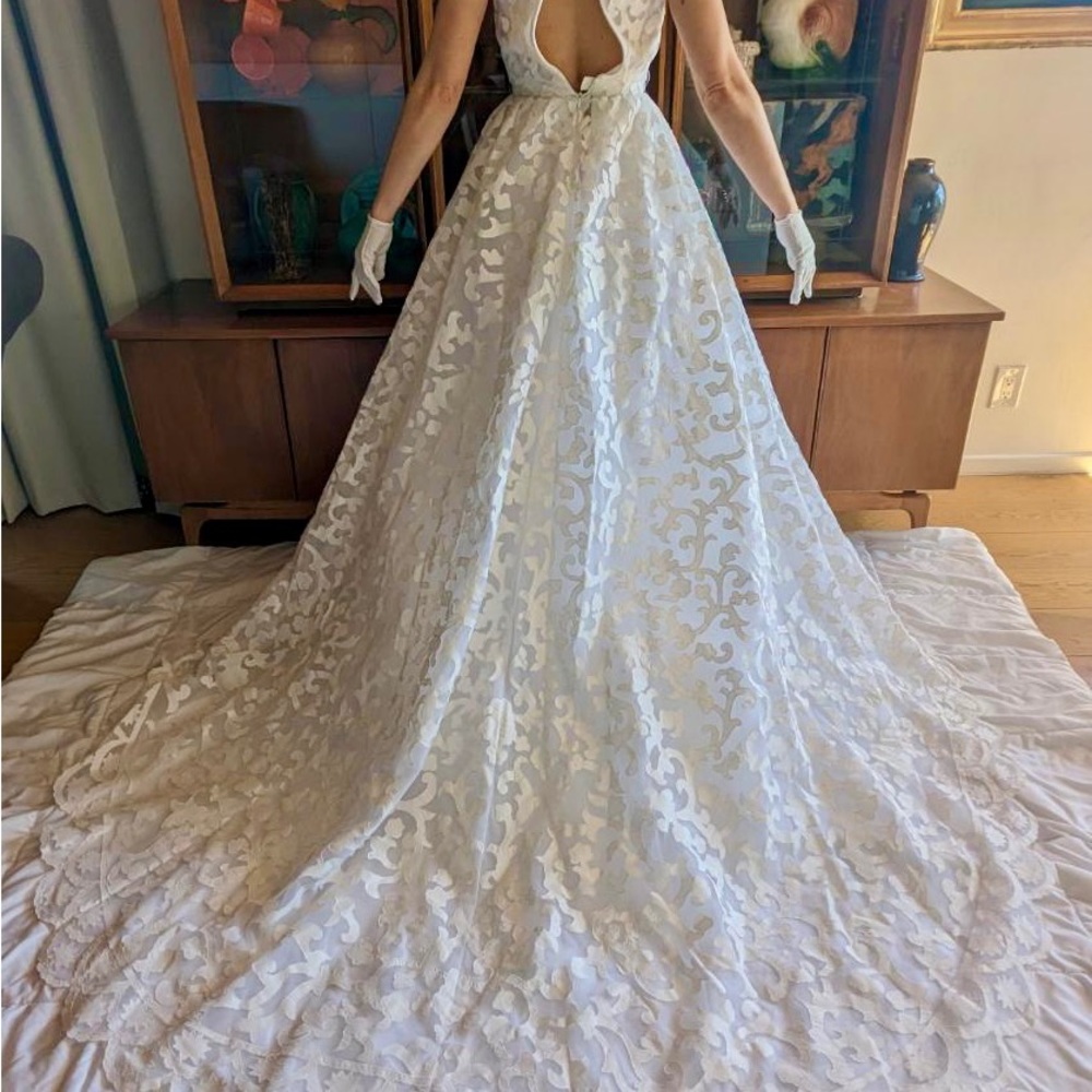 Oscar de la Renta Bridal Gown - Picture 9 of 15